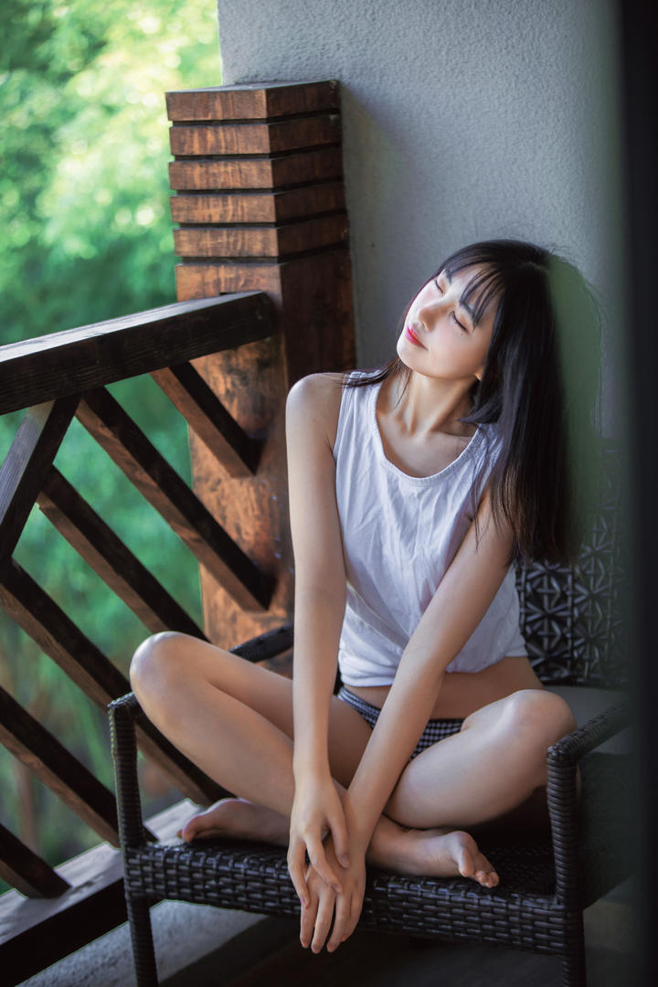 盘腿坐在椅子上的清纯少女高清写真图片