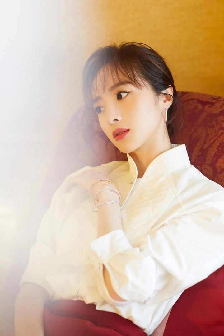 靠在沙发上的美女明星胡冰卿