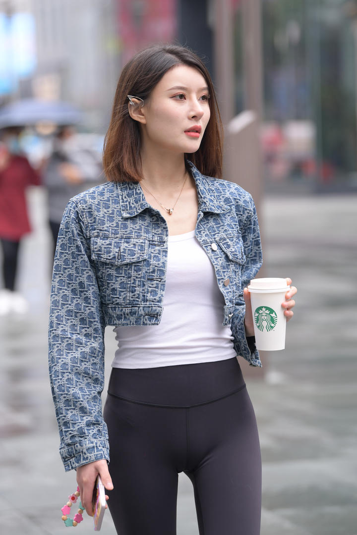 国内大胆街拍瑜伽紧身裤美女性感图片