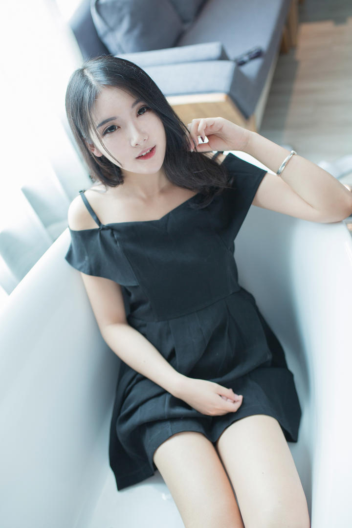 黑色连衣裙美女坐在浴缸里写真图片