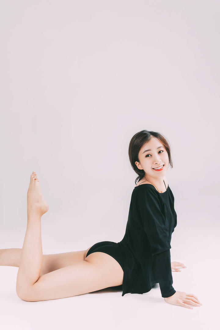 趴在地上做瑜伽的美女佳美个人艺术写真图片
