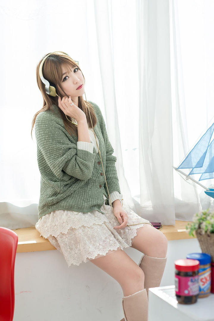 坐在窗户上的韩国美女主播李恩慧高清图片