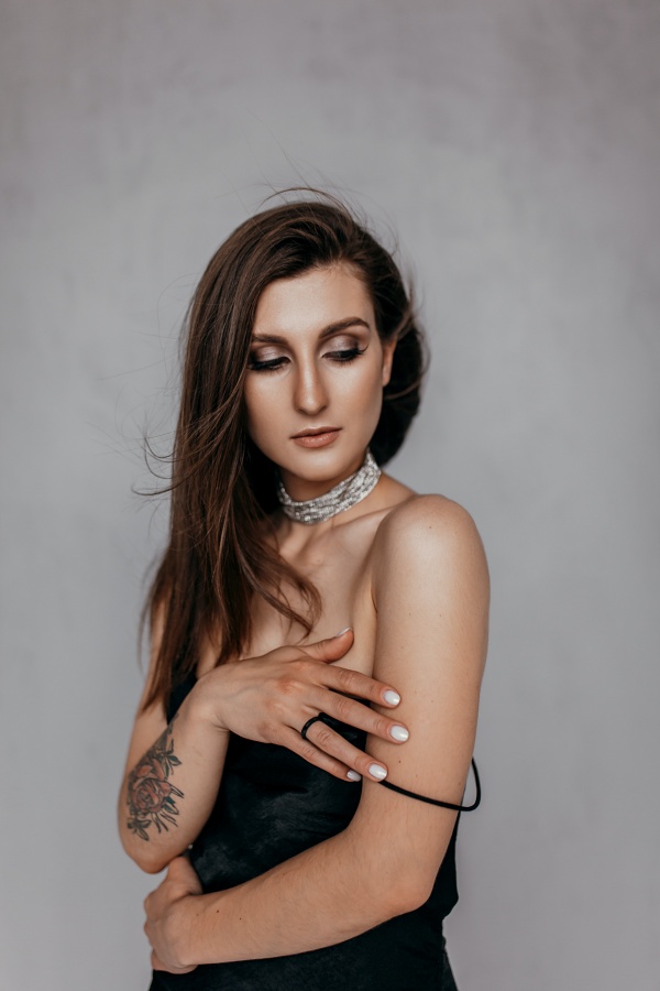 性感锁骨美女人体艺术图片