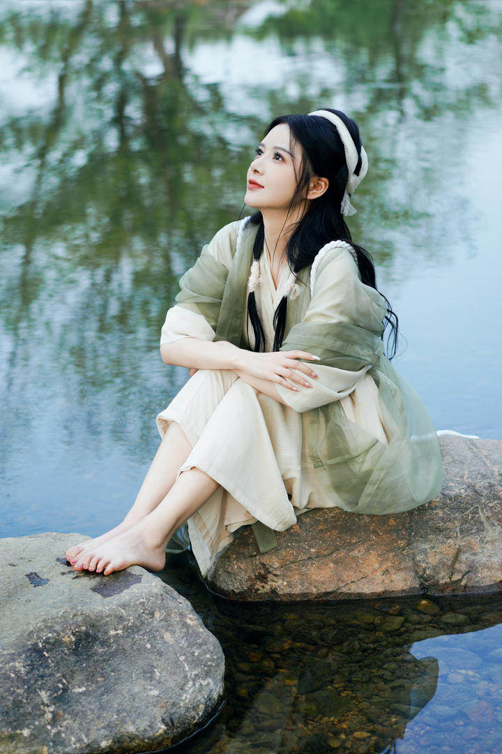 坐在小溪边的古装汉服美女高清美女艺术照图片