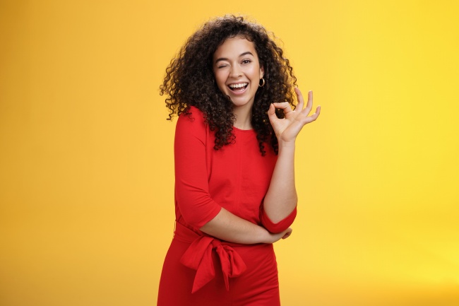 红色连衣裙卷发美女写真图片