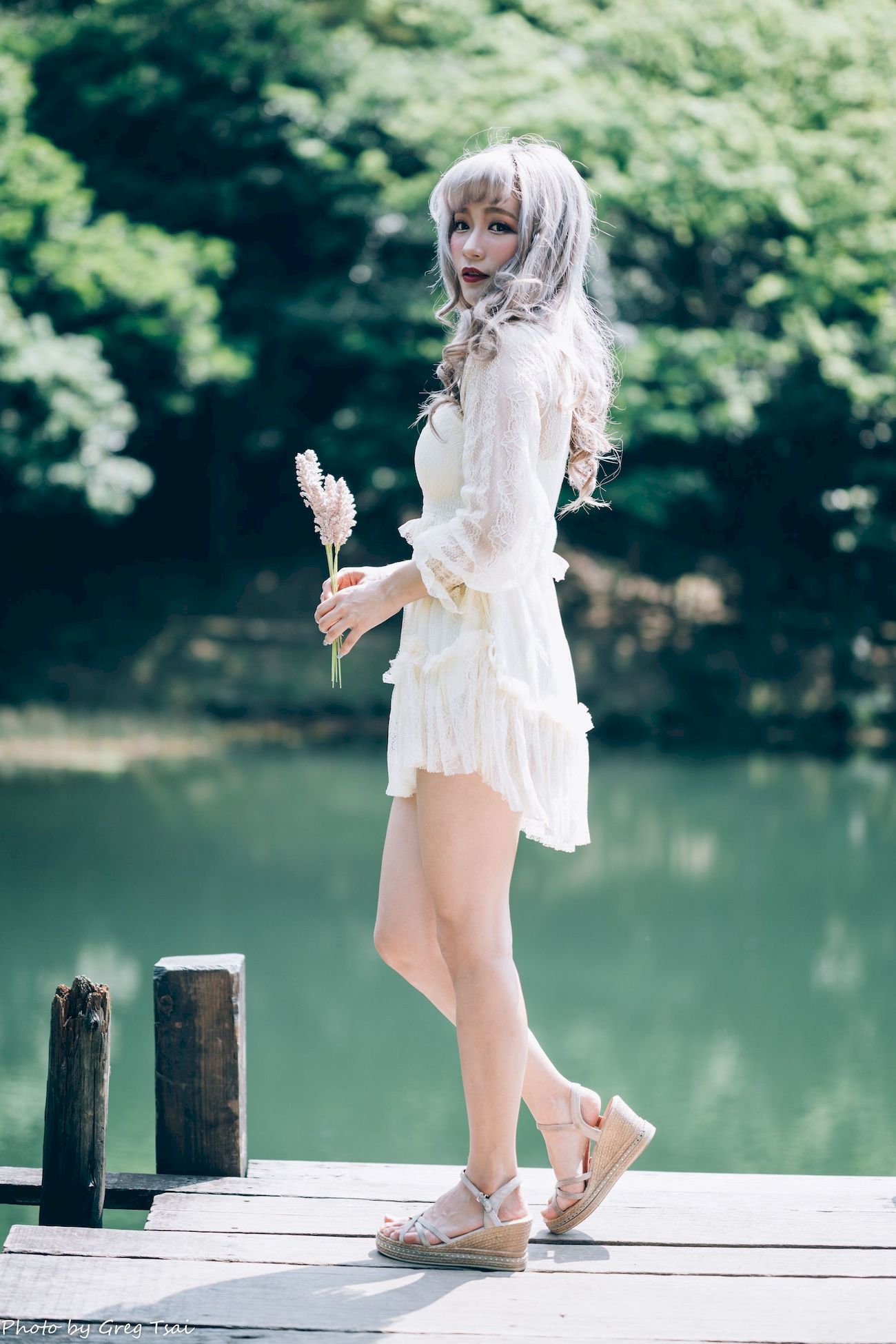 凯云白色蕾丝连衣裙浅色系穿搭梦湖主题写真