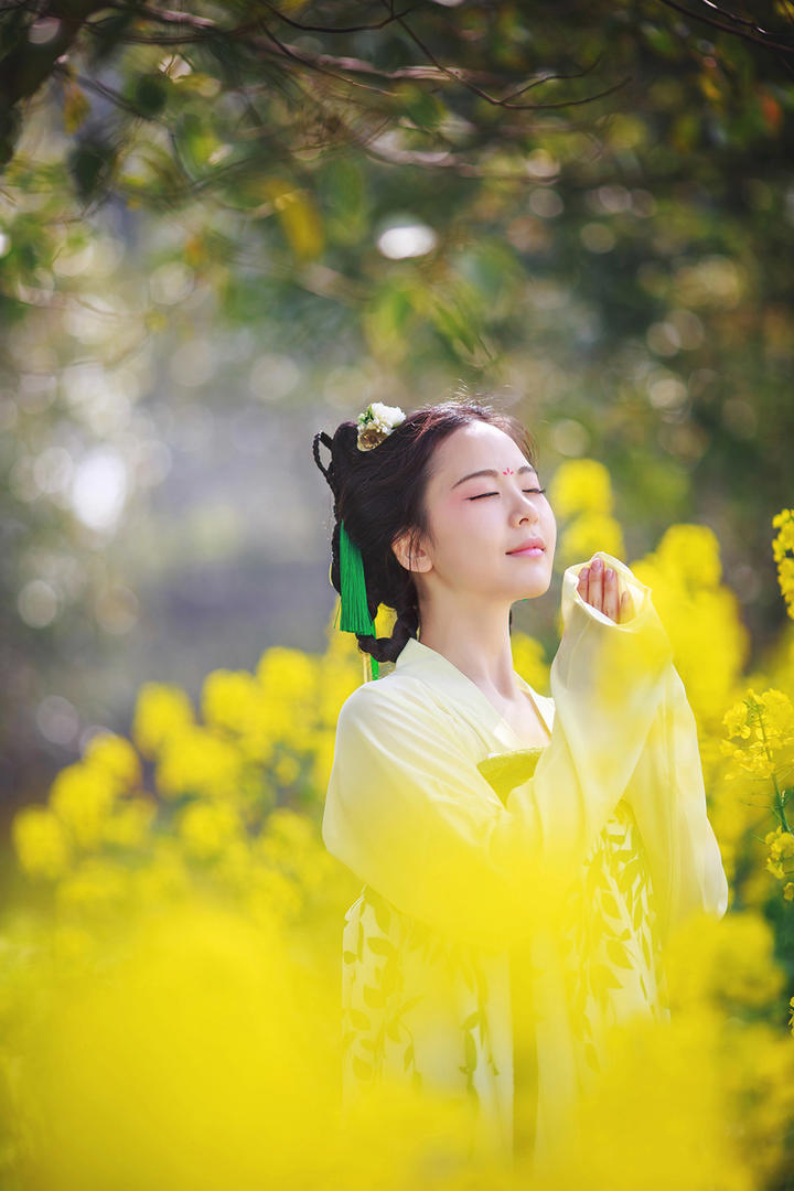 花丛中祈祷的唯美古装美女人像摄影图片