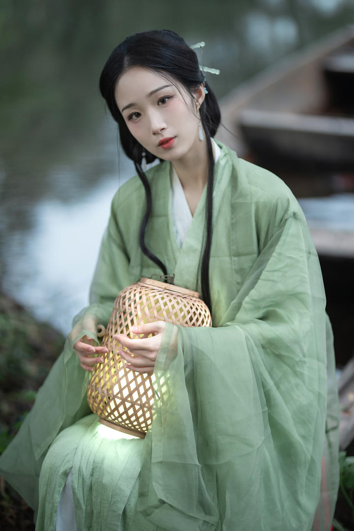 抱着灯笼的气质古装汉服美女高清图片