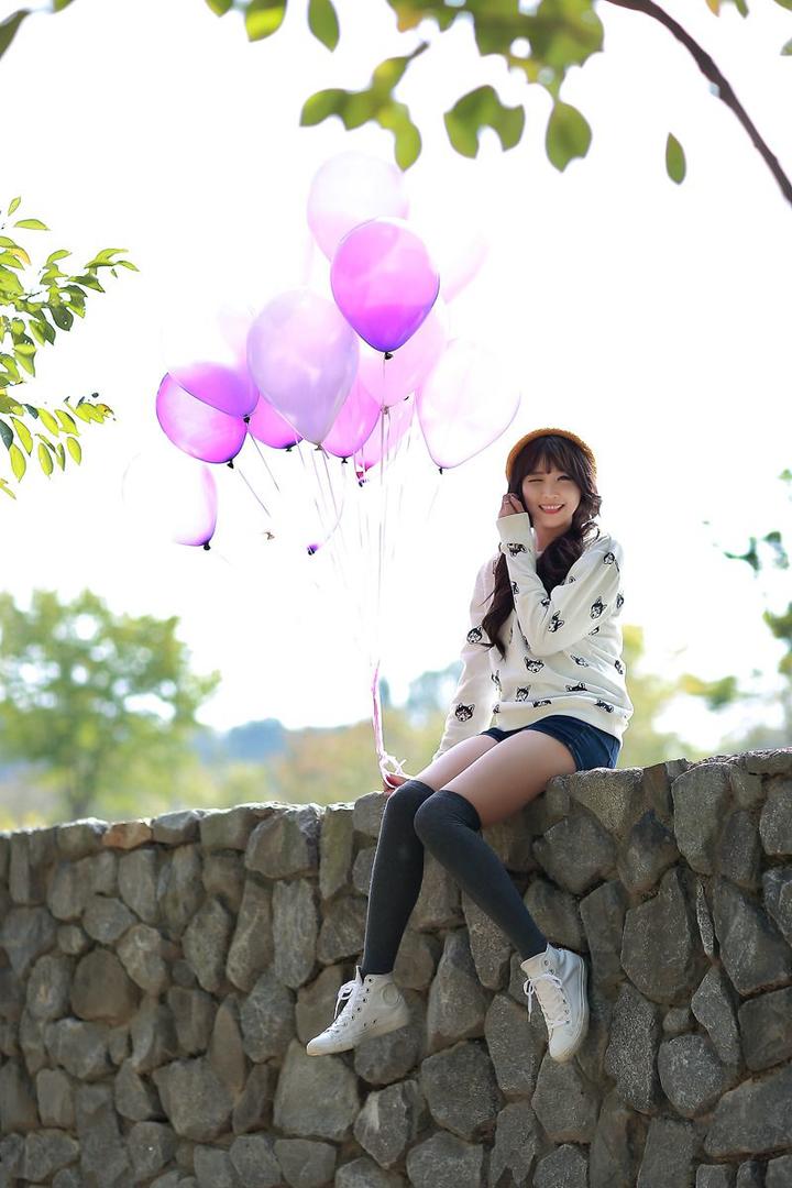 拿着气球的韩国美女明星李恩慧图片
