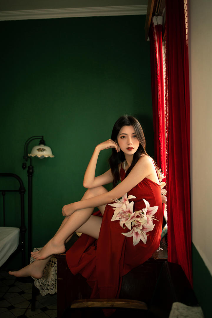 穿红色长裙的美女复古风写真图片