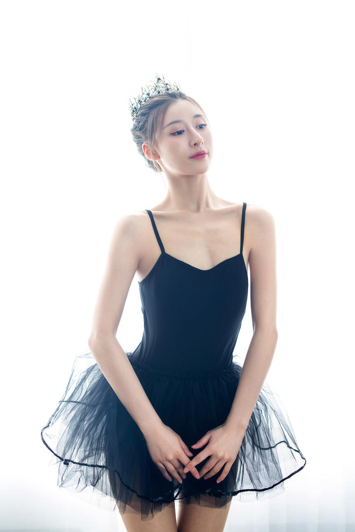 4K高清清纯艺术学院校花晓娜美女跳舞图片