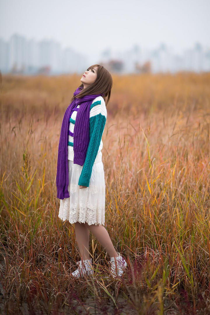 荒草丛中的韩国美女明星李恩慧写真图片