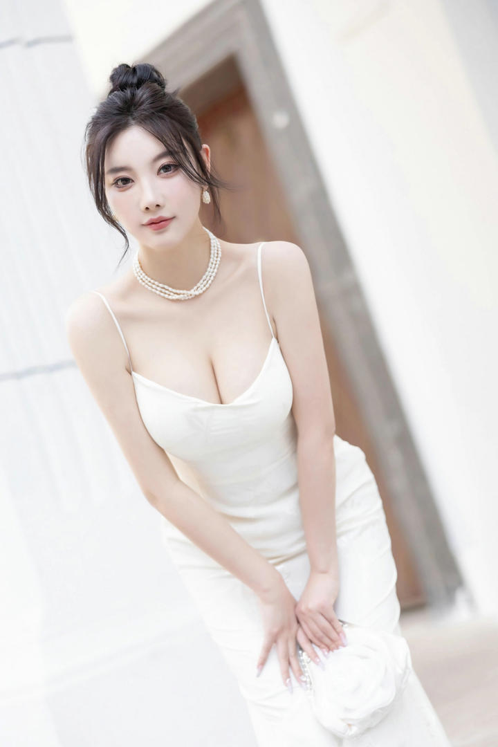 国产精品AV女优杨晨晨性感酥胸诱惑图片