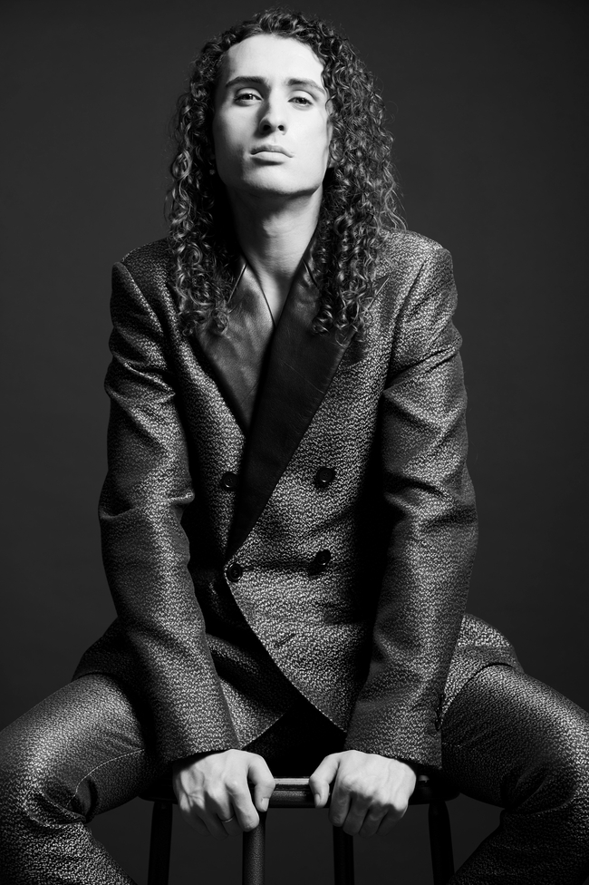 时尚质感黑白风格帅哥写真摄影图片