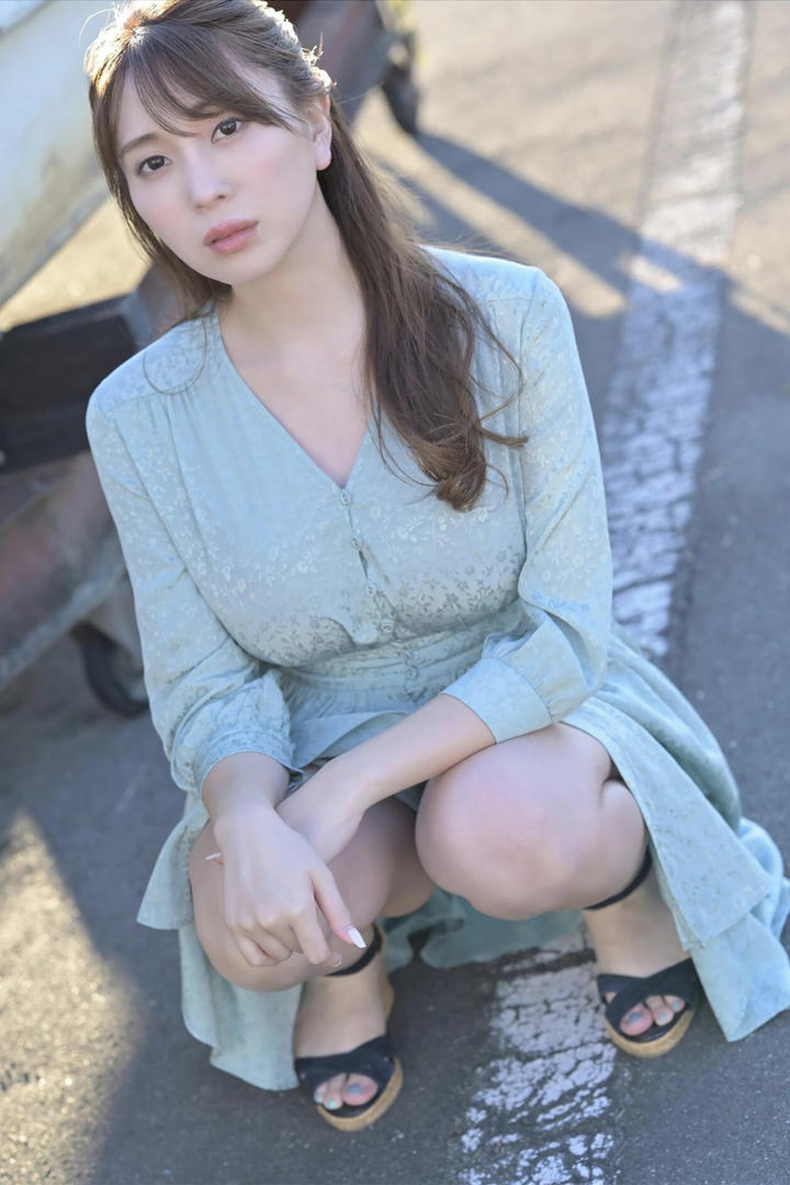 蹲在街上的日本漂亮美女图片