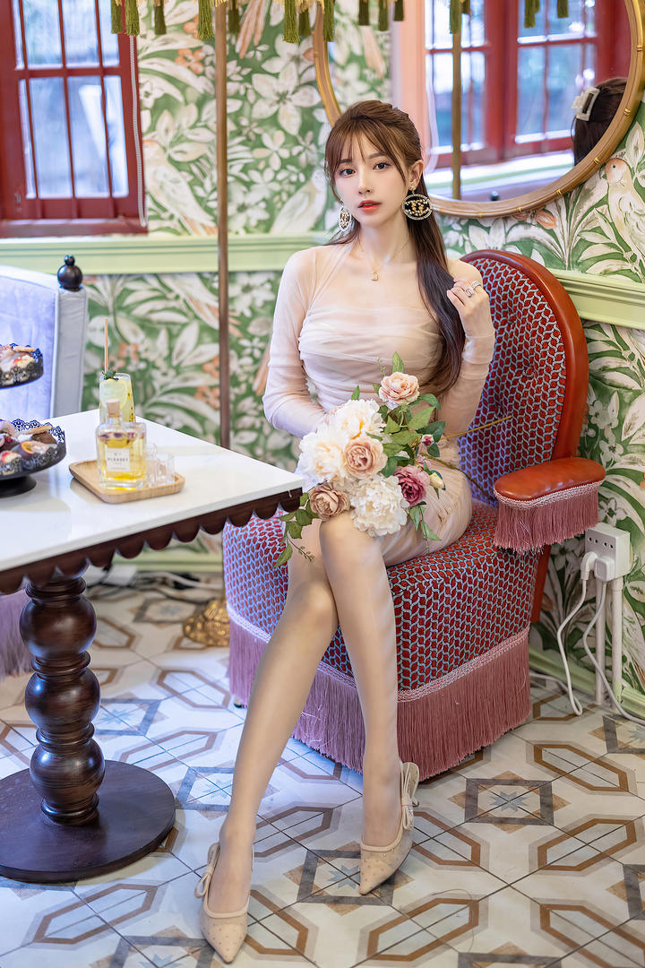 捧着花束的高清女生头像小清新可爱刘奕宁图片