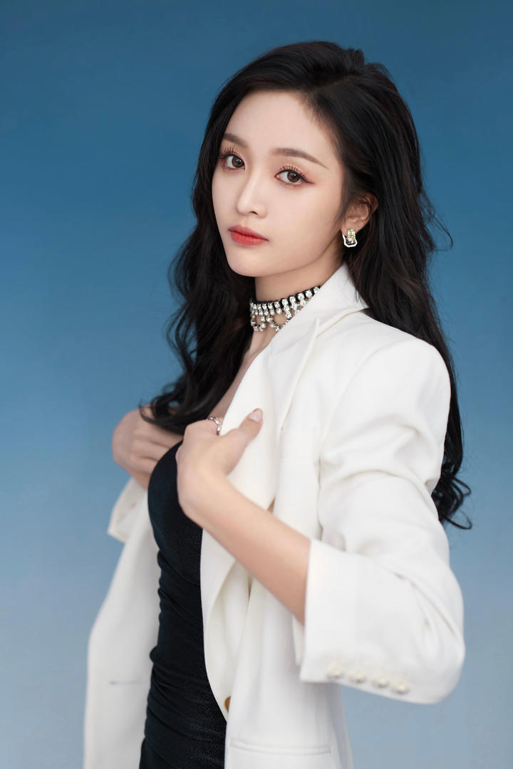 时尚漂亮的中国女明星吴宣仪人像摄影图片大全