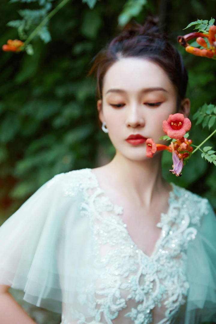 高清美女明星李沁户外赏花写真壁纸图片
