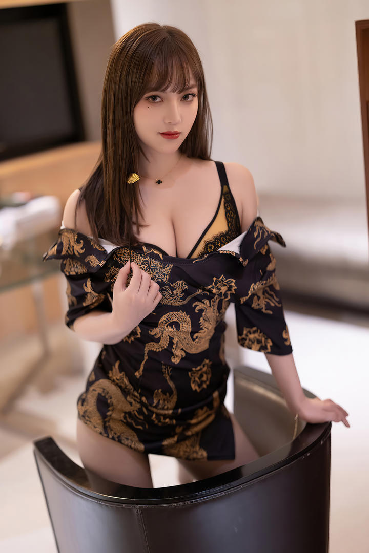 穿龙纹旗袍的性感嫩模豆瓣酱亚洲午夜精品福利图片免费下载
