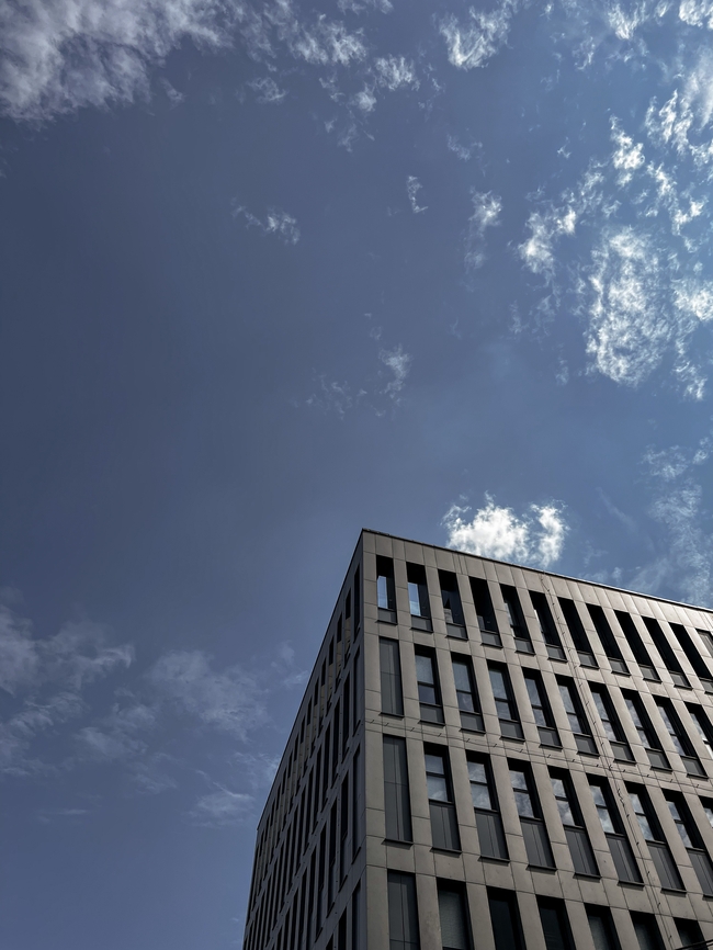 蓝天白云商务办公大楼局部摄影图片