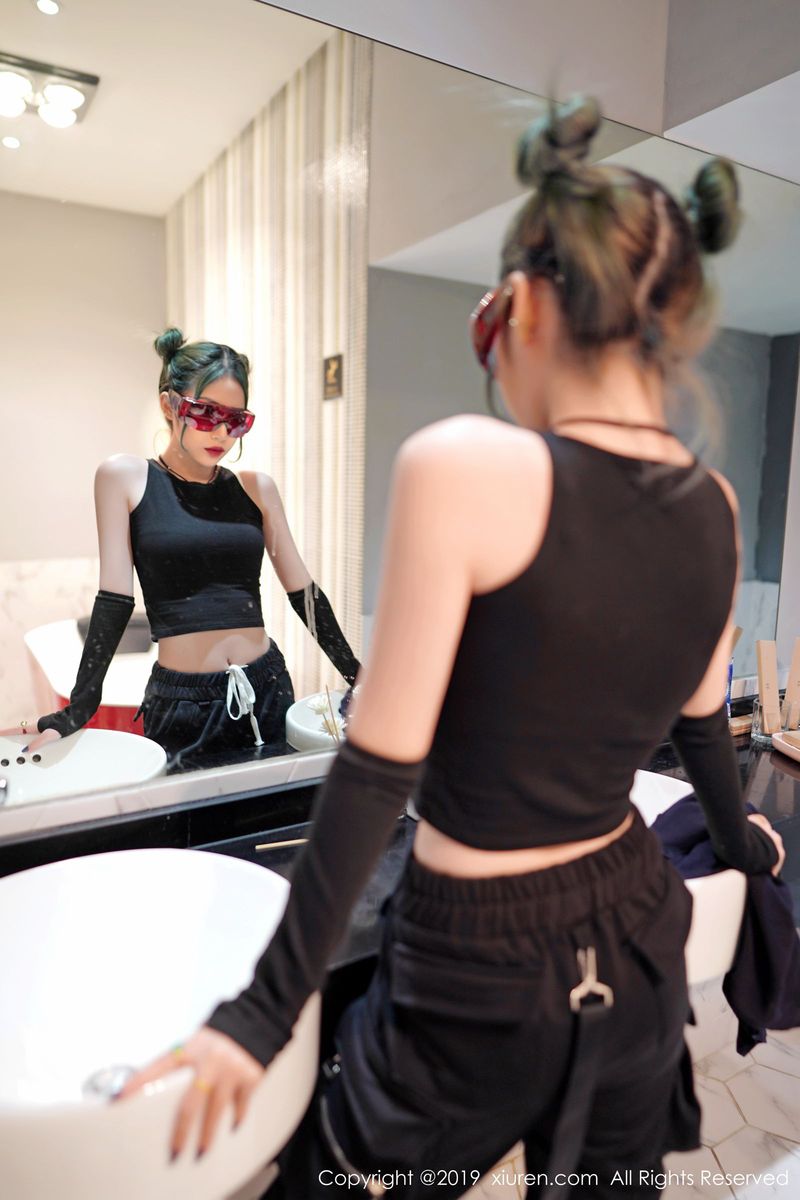 秀人网性感女神小樱和清秀容颜曼妙身材修长美腿冷艳写真