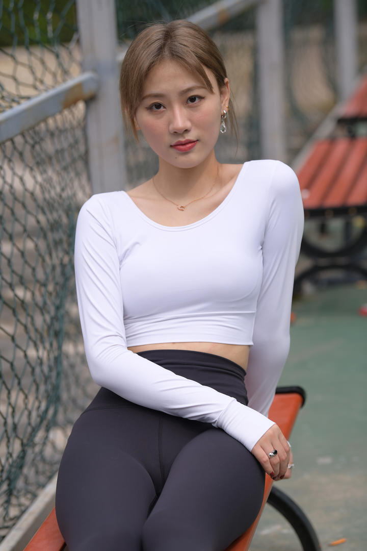 街拍美女紧身裤凸凹图片