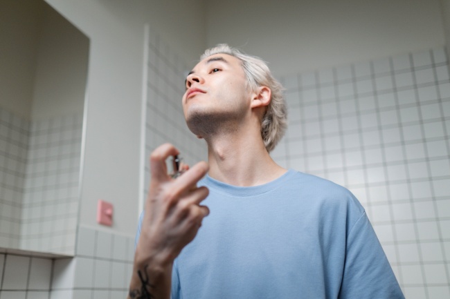 男人在喷香水图片