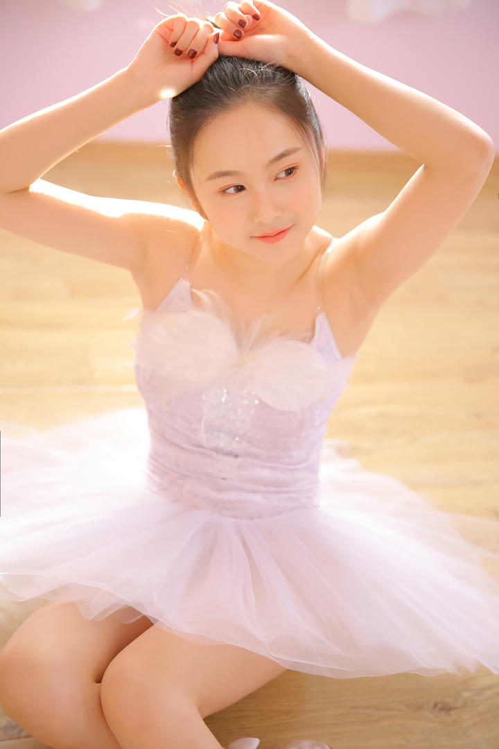 国内高清跳芭蕾舞的养眼女生手机壁纸图片大全