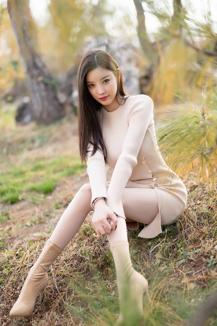 坐在草地上的高颜值美女杨晨晨户外写真壁纸图片