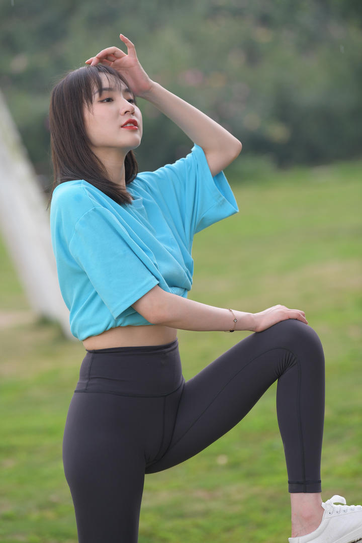 公园里穿着紧身裤的街拍美女图片