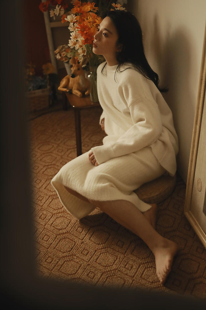 坐在地上的忧郁的美女qq头像女生图片