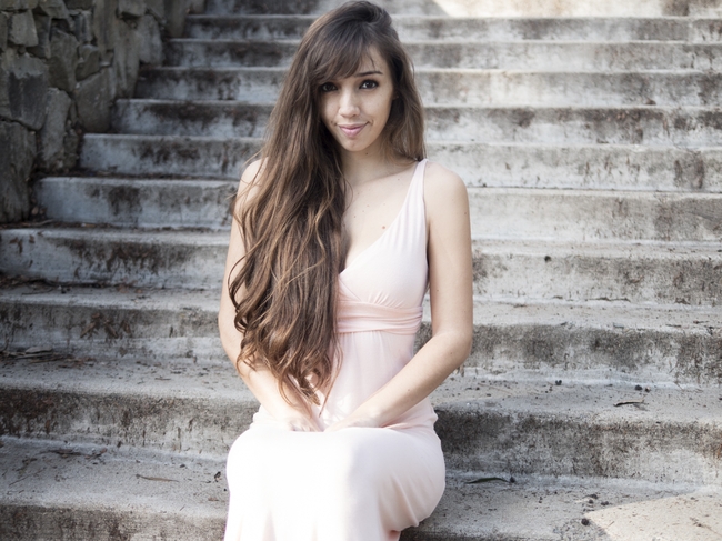 坐在台阶上的粉色连衣裙性感美女图片