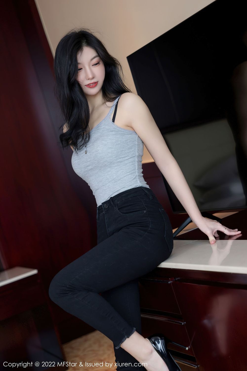 模范学院美女模特人间荒糖浅灰色上衣搭配黑色牛仔裤写真