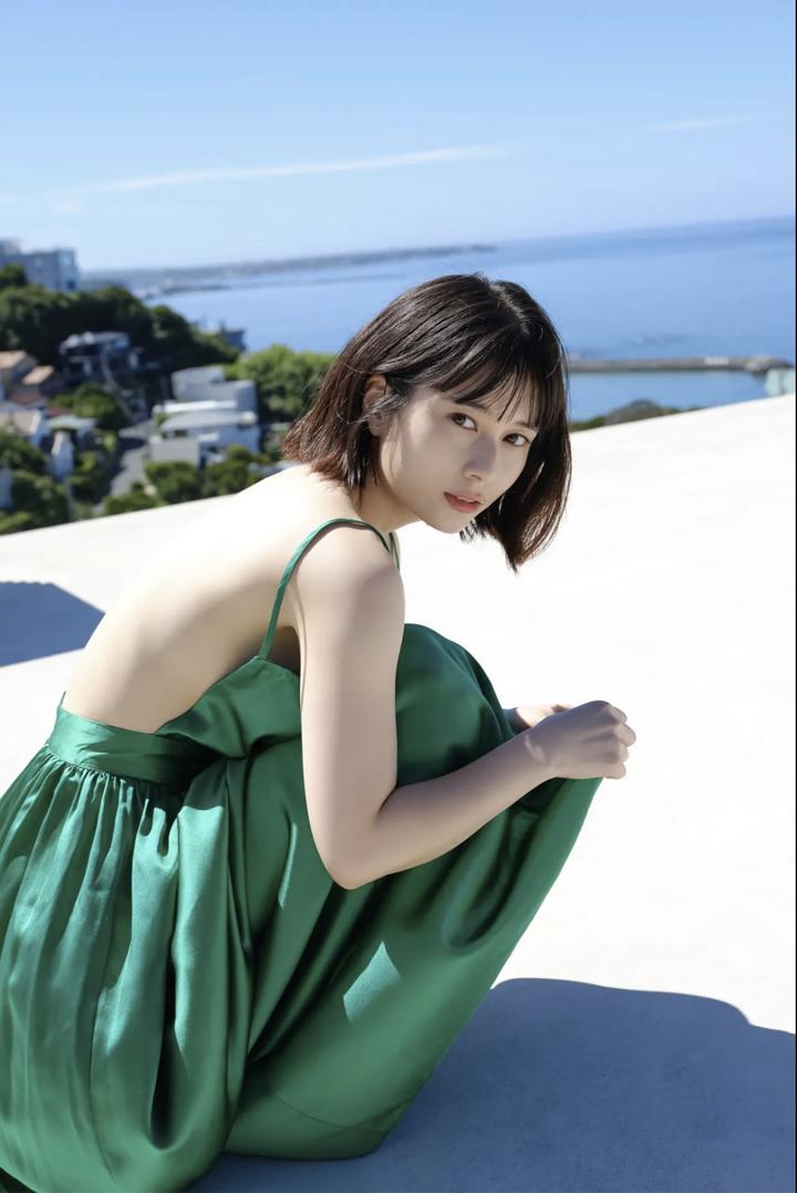 穿绿色裙子的日本短发美女高清女生壁纸图片