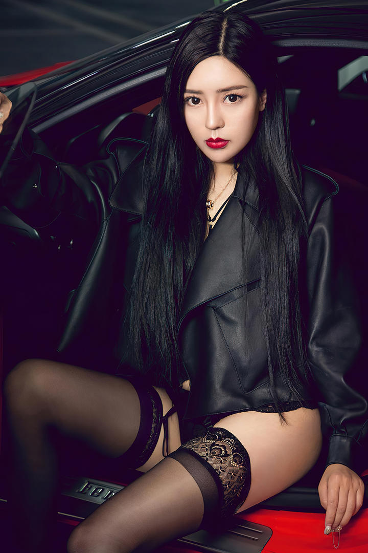 穿蕾丝丝袜的性感高冷美女车模写真图片