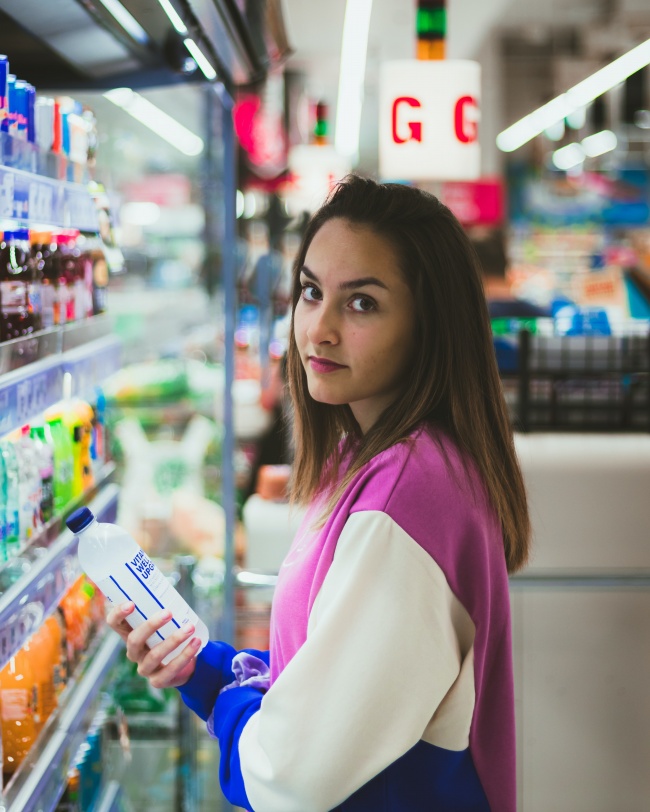 购买饮料的美女图片