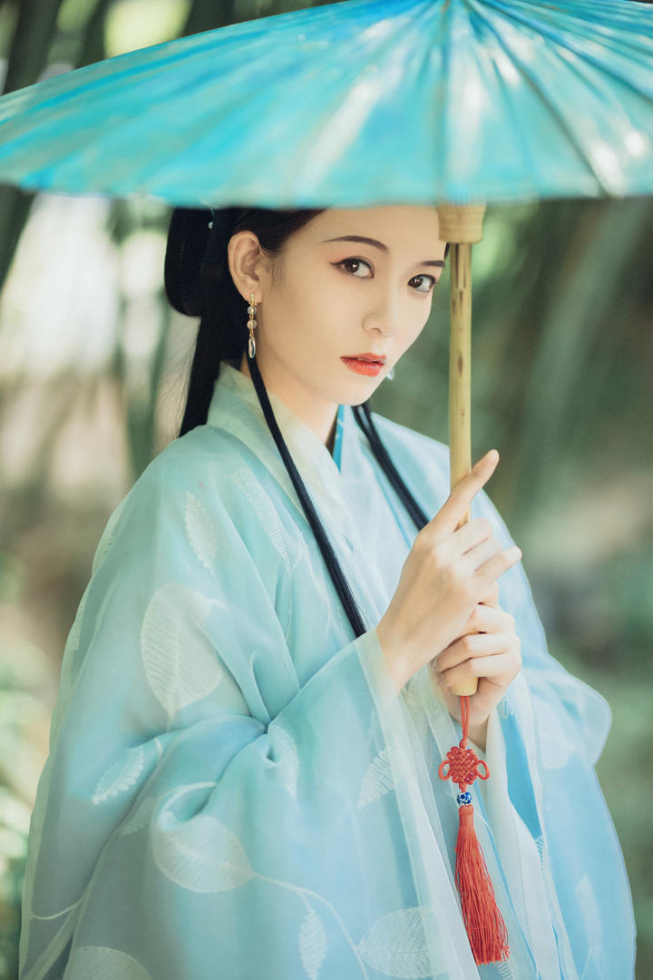 撑着伞的温柔古风小姐姐美女艺术照图片下载