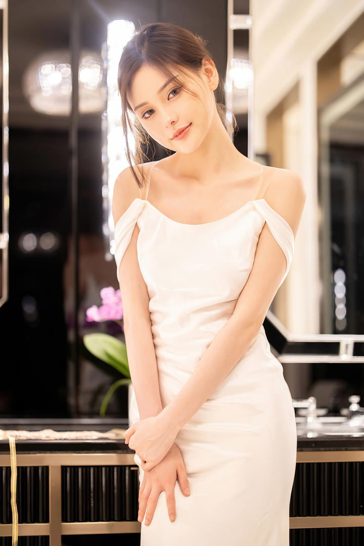 穿着白色优雅长裙的气质美女小夕精品套图