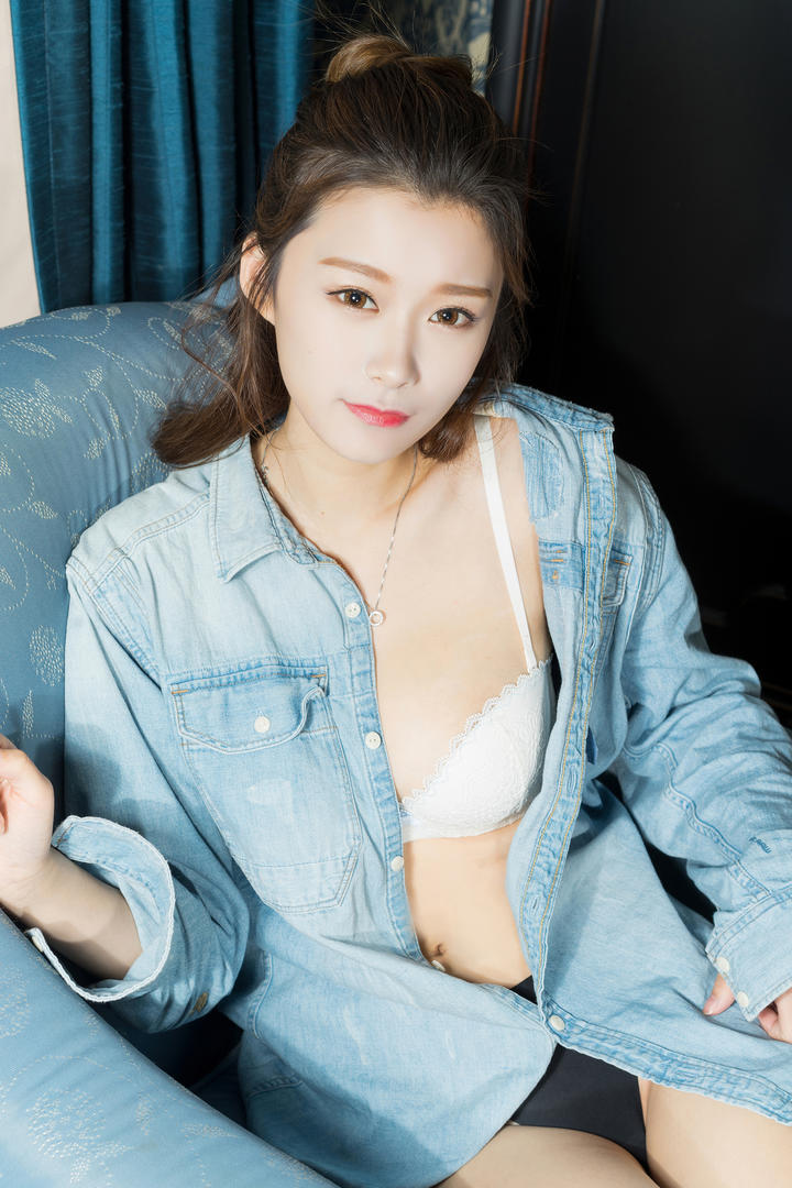 坐在沙发的国内性感美女菲菲图片