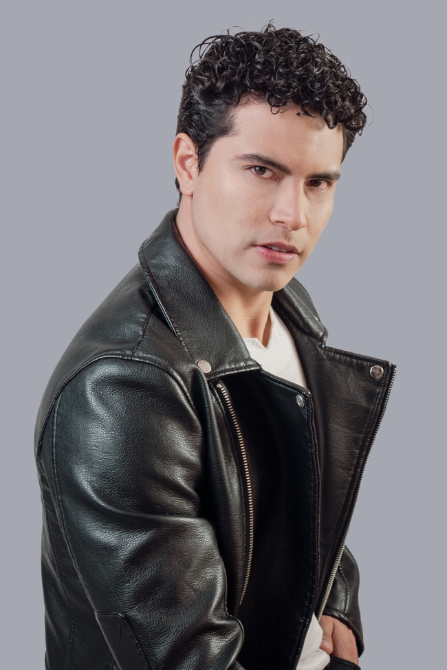 时尚黑色皮夹克帅哥写真图片