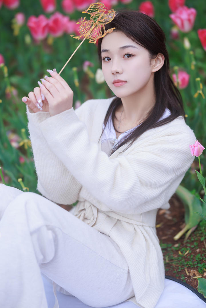 花园里的可爱女生头像高清图片