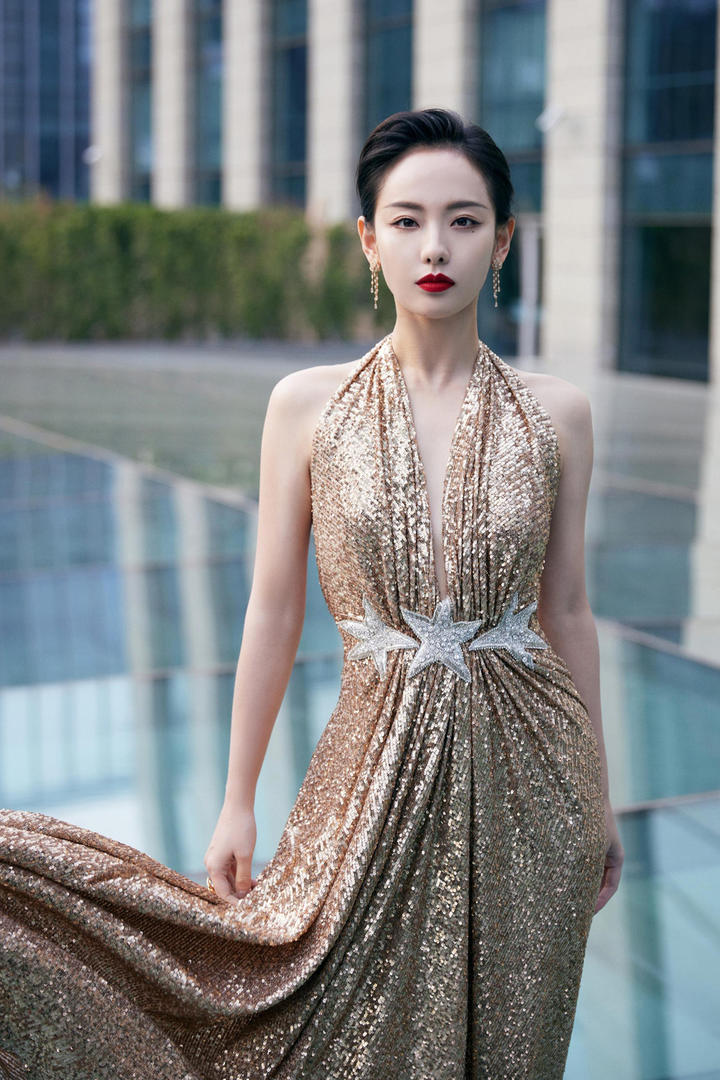 美女明星张嘉倪性感流纱长裙优雅写真图片