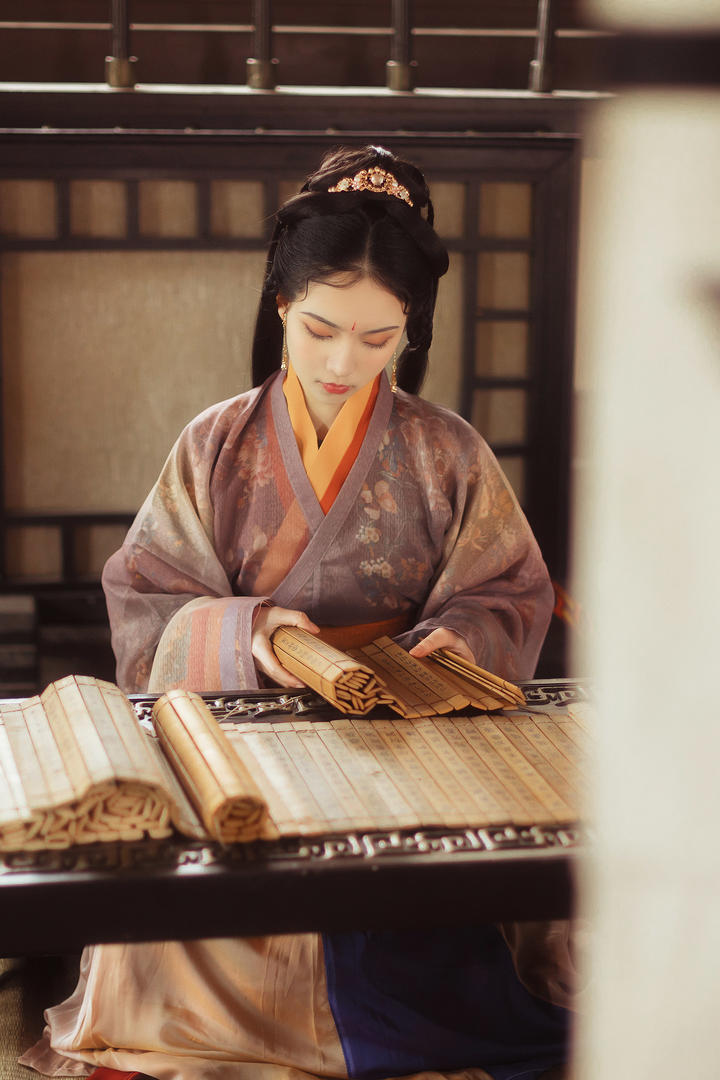 读竹简的唯美古装汉服美女人像艺术写真图片