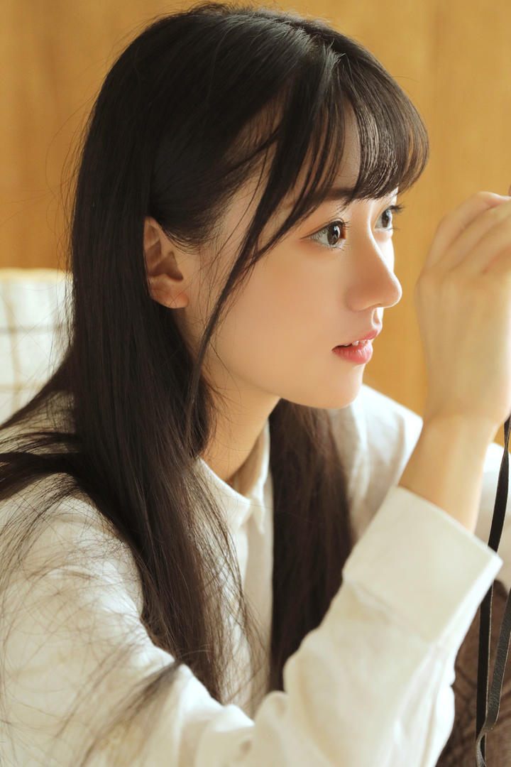 专注的极品清纯美女图片