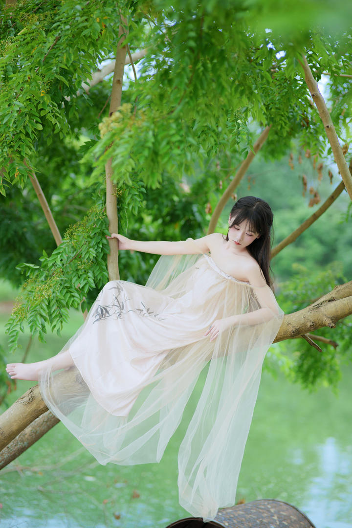 透明薄纱长裙小仙女4K护眼养眼手机壁纸下载