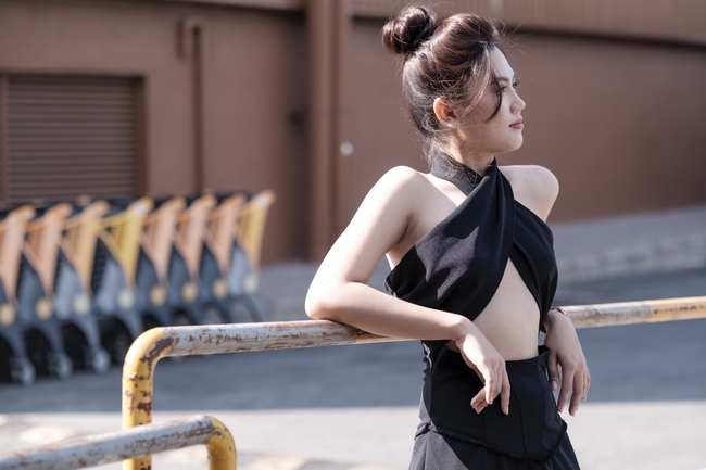 户外丸子头性感美女图片