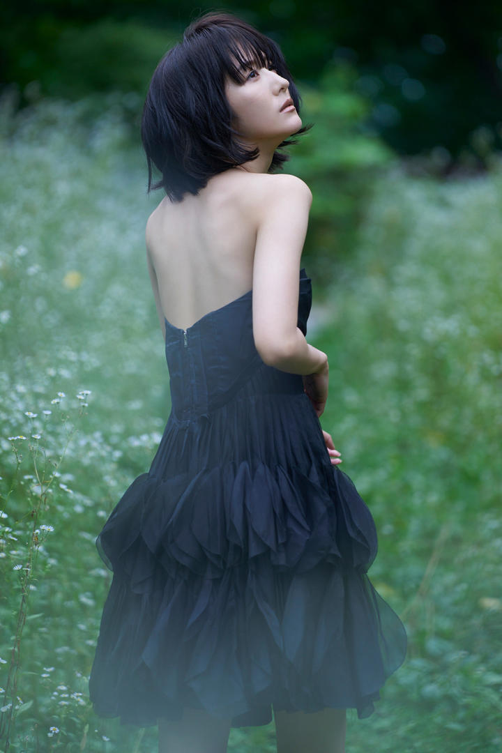 野外约拍短发少女唯美美女背影手机壁纸图片