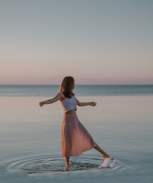 河边戏水美女图片