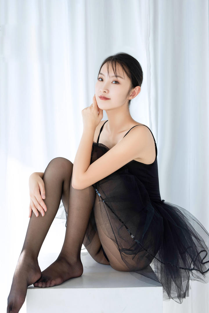 穿着裙子的黑丝美女跳舞图片