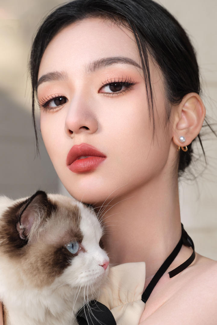 抱着猫咪的性感红唇美女高清大图